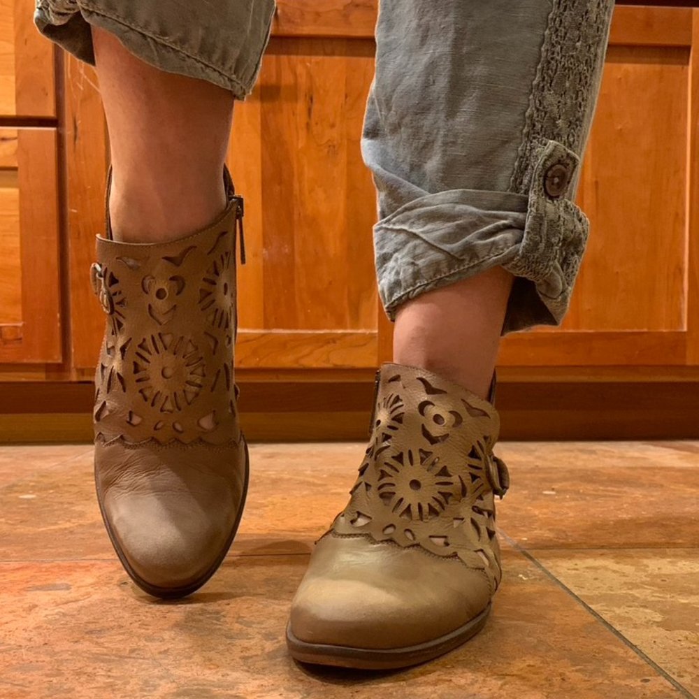 Very cute "Ninga" booties with cut-out leather